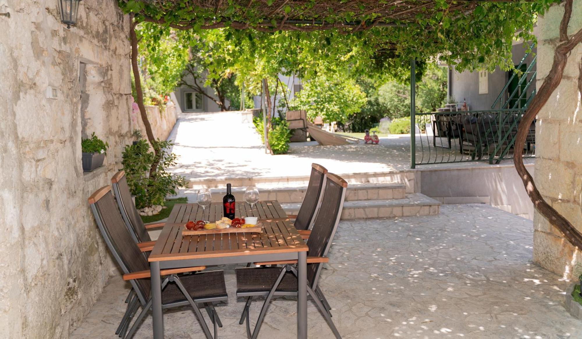 Apartments Srdanovic Омиш Экстерьер фото